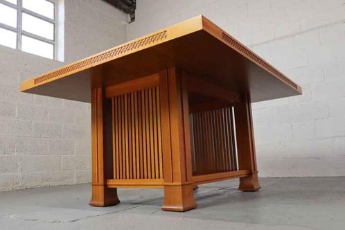 Husser 615 dining table by Frank Lloyd Wright for Cassina, Antiek en Kunst, Antiek | Meubels | Tafels, Ophalen of Verzenden