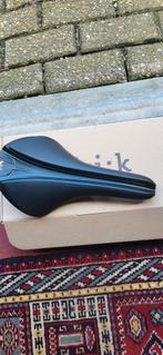 Fizik aliante R1 versus large carbon rail nieuwstaat, Vélos & Vélomoteurs, Vélos Pièces, Comme neuf, Enlèvement ou Envoi