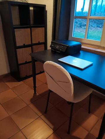 Keukenset/bureautafel (4 dezelfde stoelen aanwezig) beschikbaar voor biedingen