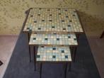 Set vintage bijzettafeltjes–Mozaiek steentjes–Messing frame, Ophalen of Verzenden, Rechthoekig, Minder dan 55 cm, Minder dan 45 cm