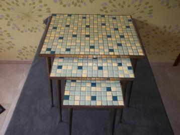 Set vintage bijzettafeltjes–Mozaiek steentjes–Messing frame beschikbaar voor biedingen