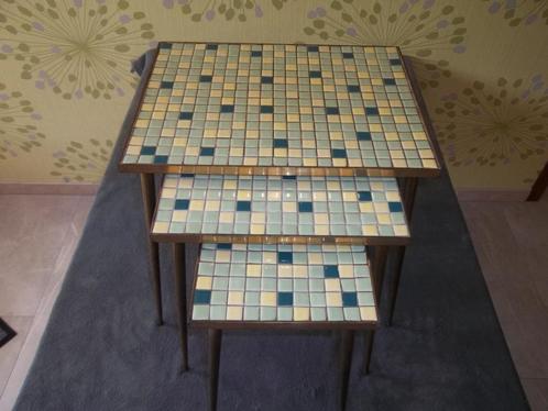 Set vintage bijzettafeltjes–Mozaiek steentjes–Messing frame, Huis en Inrichting, Tafels | Bijzettafels, Rechthoekig, Minder dan 45 cm