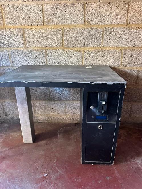 Muntgestuurde tafel – ideaal voor PlayStation of TV, Verzamelen, Automaten | Gokkasten en Fruitautomaten, Gebruikt, Euro, Met sleutels
