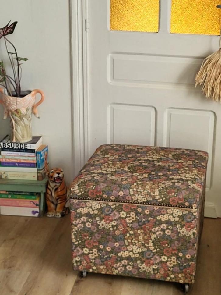 Oude kist , poef , opberg , box , voetenbank, Huis en Inrichting, Tafels | Sidetables, Ophalen