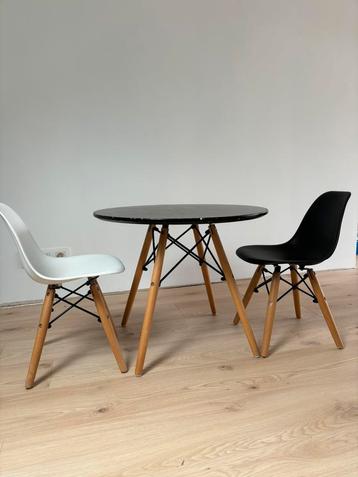 tafel voor kinderen met bijpassende kinderstoelen beschikbaar voor biedingen