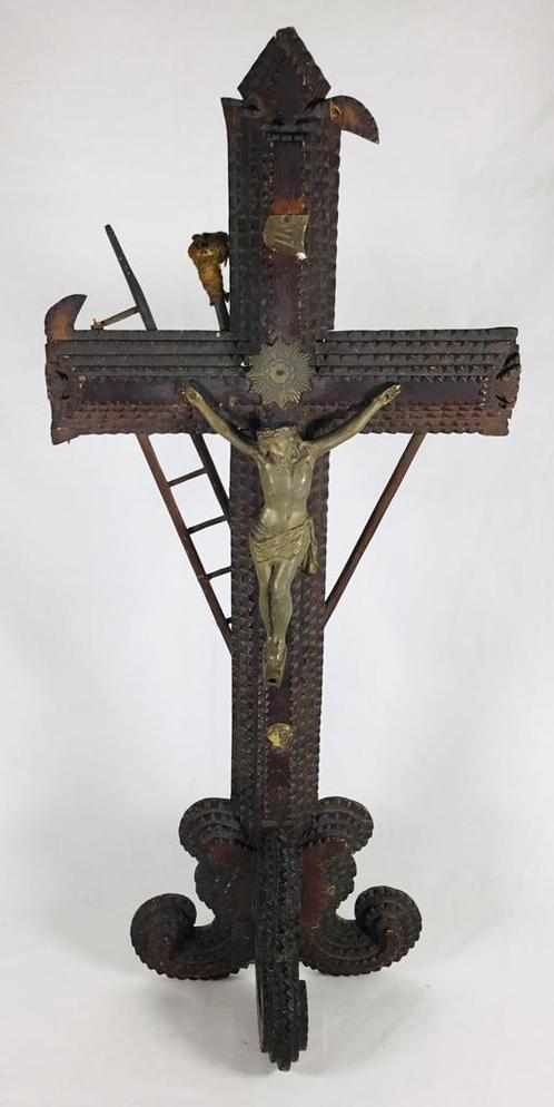 Antiek houten tramp art kruisbeeld, Antiek en Kunst, Antiek | Religieuze voorwerpen, Ophalen of Verzenden