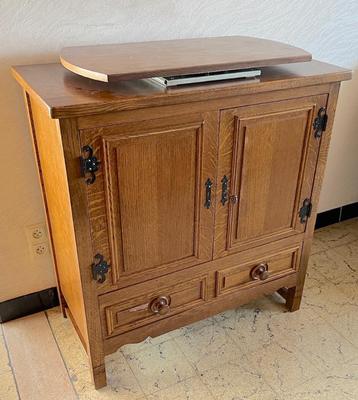 Barkast / TV kast met draaiplateau. In massief eikenhout beschikbaar voor biedingen