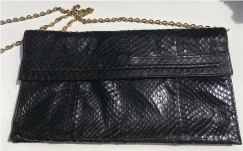 Vintage, zwarte croco handtas/clutch met goudkl.ketting, Handtassen en Accessoires, Tassen | Damestassen, Gebruikt, Avondtasje