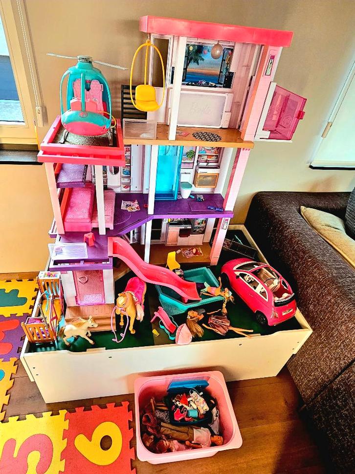 Barbie droomhuis/helikopter/Fiat + poppen alles voor 60,00, Kinderen en Baby's, Speelgoed | Poppenhuizen, Zo goed als nieuw, Poppenhuis