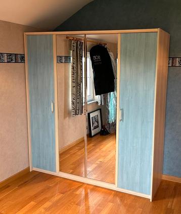 Garderobe met 4 deuren  beschikbaar voor biedingen
