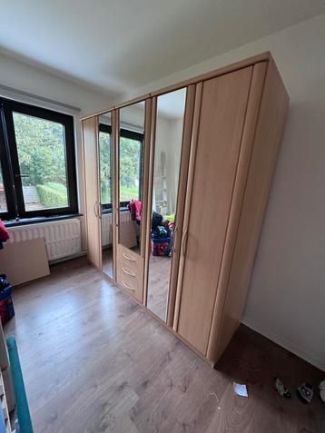 Grande armoire d’excellente qualité beschikbaar voor biedingen