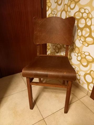 Chaises en bois beschikbaar voor biedingen