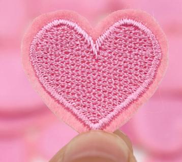 Klein roze hartje strijkplaatje patch kinderen - 28 x 26 mm beschikbaar voor biedingen