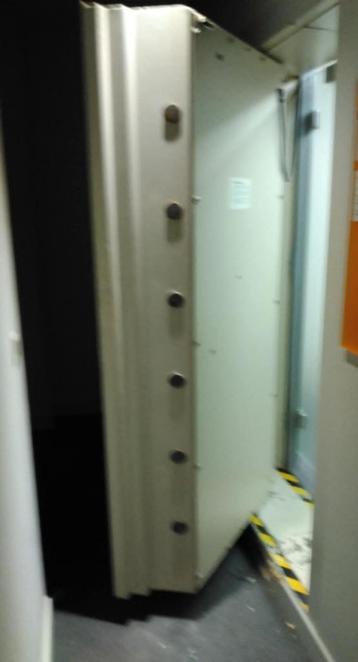 6-punts gepantserde bankkluisdeur beschikbaar voor biedingen