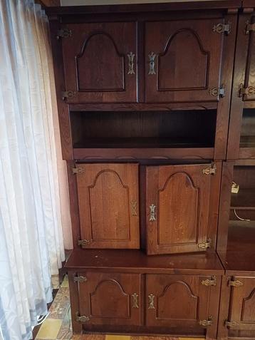 Houten kast beschikbaar voor biedingen