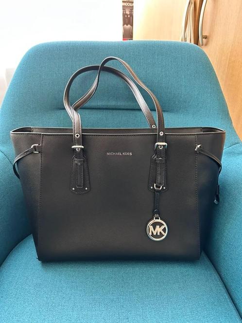 Michael Kors leren handtas met metalen afwerking, Handtassen en Accessoires, Tassen | Damestassen, Zo goed als nieuw, Handtas