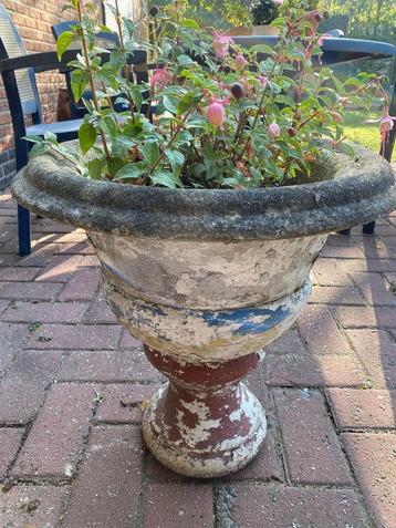 Bloempot tuin. Verweerd. beschikbaar voor biedingen