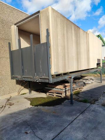 Nieuwe geïsoleerde laadbak. 8 m. beschikbaar voor biedingen