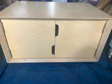 Houten kast beschikbaar voor biedingen