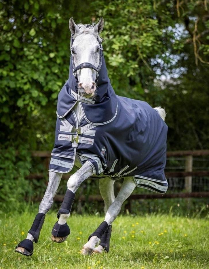 LeMieux Arika Featherweight Regendeken + hals 0g 175 tm 215, Animaux & Accessoires, Chevaux & Poneys | Couvertures & Couvre-reins