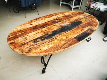 Table basse de salon en bois massif et pieds en fer forgé. beschikbaar voor biedingen