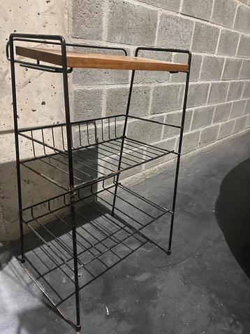 Vintage seventies krantenbakje of bijzettafeltje beschikbaar voor biedingen