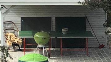 Oude ping pongtafel beschikbaar voor biedingen