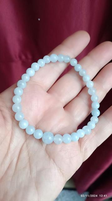 Bracelet élastique avec perles d'aigue-marine naturelle  disponible aux enchères