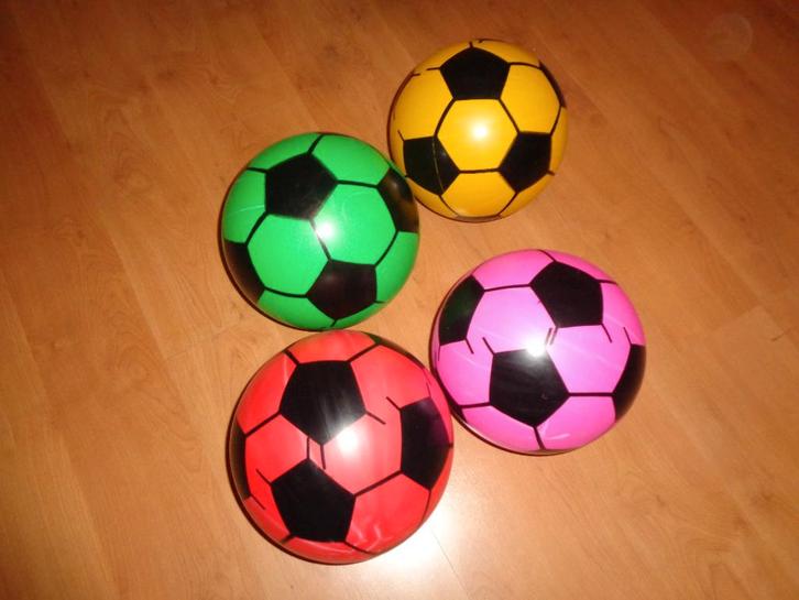 PARTIJ UITGOOI VOETBAL 21-23CM IN DIVERSE KLEUREN € 0,49ex, Diversen, Rommelmarktspullen, Nieuw, Ophalen