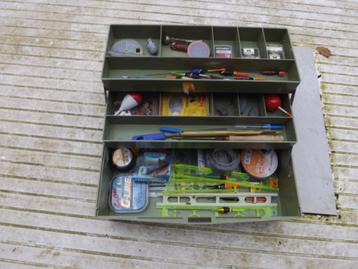 een viskoffer met klein materiaal in  beschikbaar voor biedingen