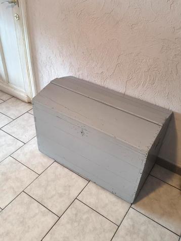 Coffre en chêne gris clair poignées dorées beschikbaar voor biedingen