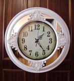 WANDKLOK : Antiek model in kunststof - Wit &  Goudgehoogd, Enlèvement, Comme neuf, Analogique, Horloge murale