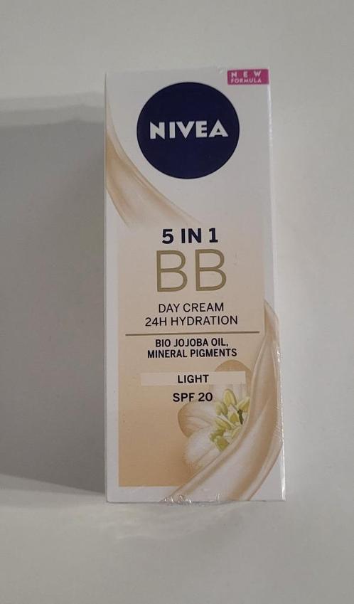 nivea BB 5 in 1 dagcrème lichte huidskleur SPF 20 - 50 ml, Handtassen en Accessoires, Uiterlijk | Gezichtsverzorging, Nieuw, Verzorging