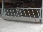 inox voederbakken, Stalling