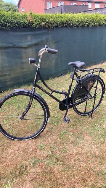 Altek zwarte oma fiets beschikbaar voor biedingen