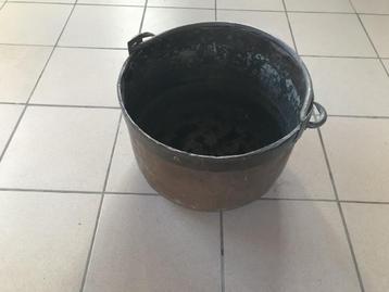Massieve koperen ketel beschikbaar voor biedingen