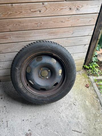 Banden met velgen beschikbaar voor biedingen
