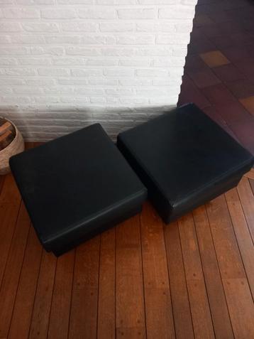 2x vierkante zwarte poef beschikbaar voor biedingen