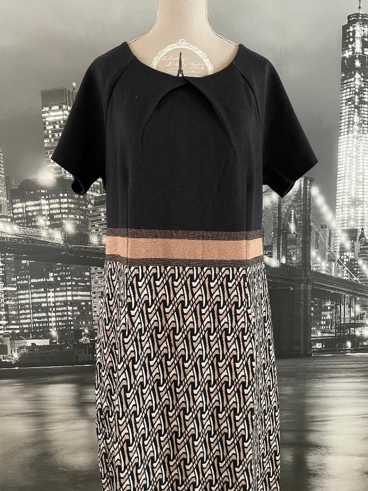 jurk met prachtige print - Atmos Fashion - 44, Kleding | Dames, Jurken, Gedragen, Maat 42/44 (L), Zwart, Onder de knie, Verzenden