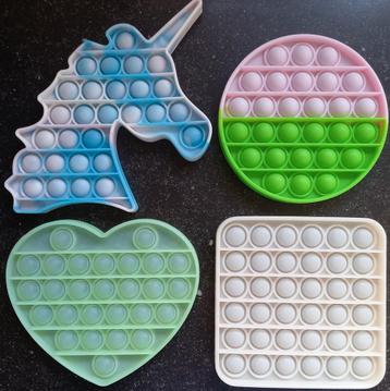 Pop-it: twee gewone en twee fluorescerende  beschikbaar voor biedingen