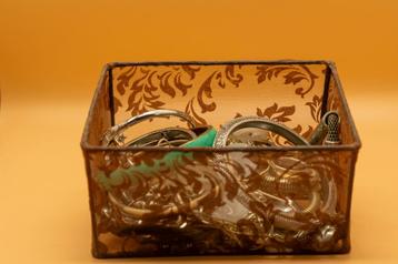 juweelbox met halsketingen  beschikbaar voor biedingen