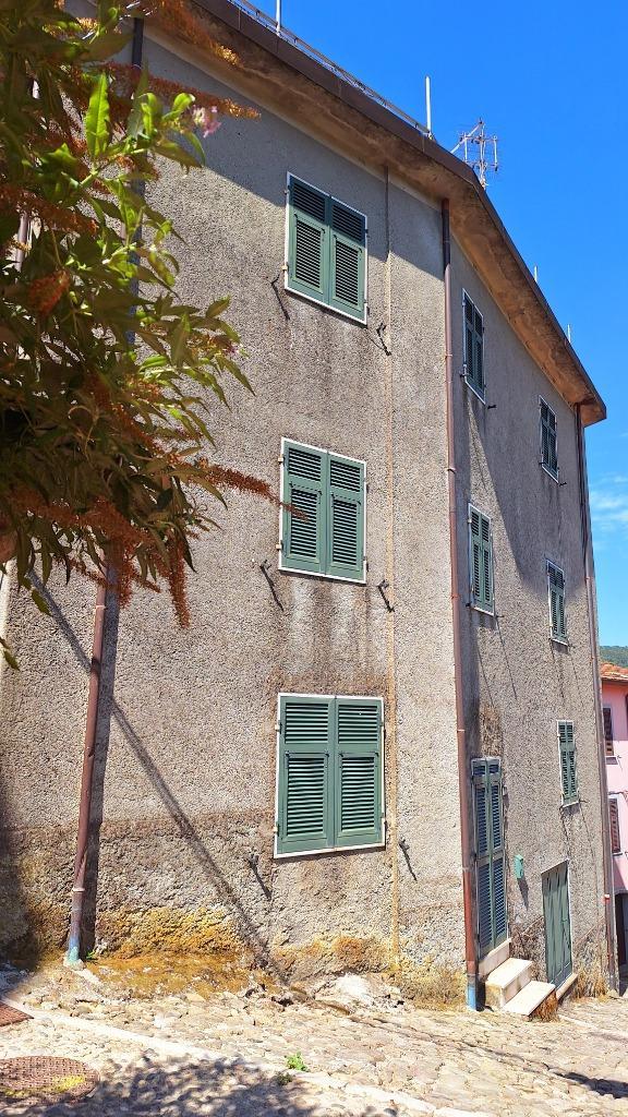 Ruime woning (245m2) te koop te Ortonovo (Luni, La Spezia), Immo, Buitenland, Italië, Woonhuis, Dorp