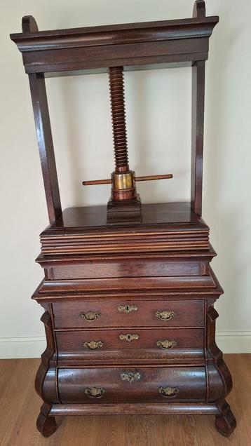 Linnenpers met onderkast 18 eeuw eikenhout beschikbaar voor biedingen