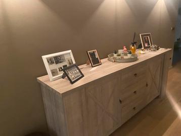 Houten vitrinekast , dressoir beschikbaar voor biedingen
