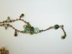 collier en métal avec pendentifs avec cristaux verts A&C, Comme neuf, Avec pendentif, Autres matériaux, Autres couleurs