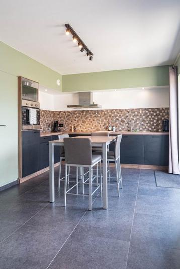  Bartafel (L125xB80xH90) en 4 stoelen beschikbaar voor biedingen