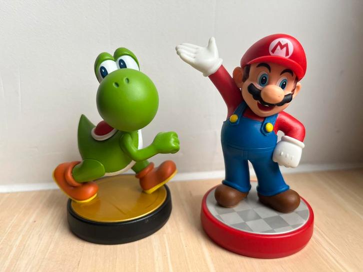 Amiibo Yoshi (SSB) + Super Mario (SMC), Games en Spelcomputers, Games | Nintendo Switch, Zo goed als nieuw, Ophalen