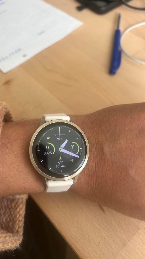 Garmin veno 4 (41mm), Bijoux, Sacs & Beauté, Montres connectées, Comme neuf, Blanc, GPS, Étanche, Enlèvement