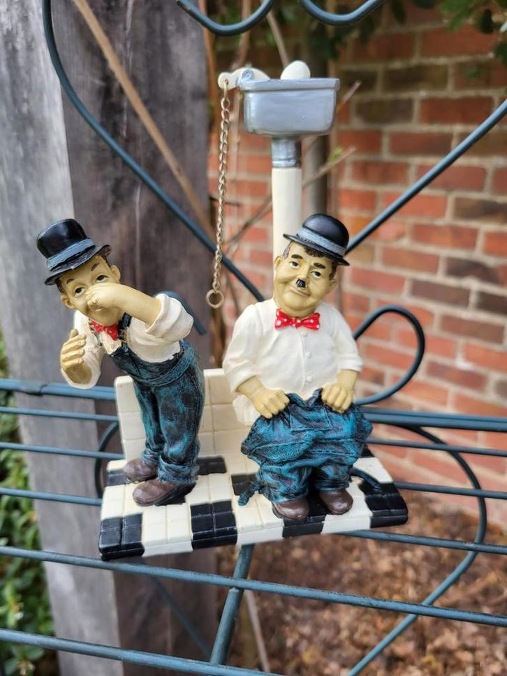 Uniek Vintage Beeldje Laurel & Hardy op Toilet, Verzamelen, Beelden en Beeldjes, Ophalen