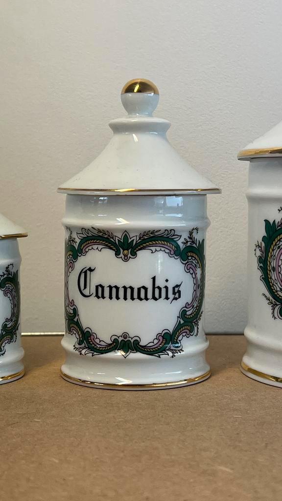 Apothekerspot ‘Cannabis’ - M, Antiek en Kunst, Antiek | Porselein, Ophalen
